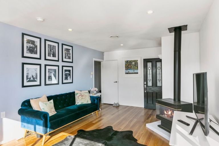 Photo of property in 8 Innes Way, Newlands, Wellington, 6037