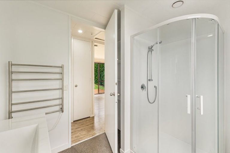 Photo of property in 98 Wade River Road, Stanmore Bay, Whangaparaoa, 0932