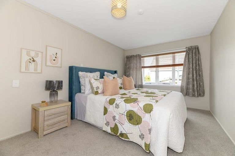 Photo of property in 6 Anchor Place, Beach Haven, Auckland, 0626