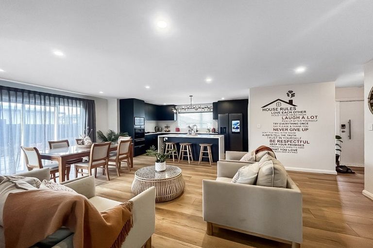 Photo of property in 53 Johnstone Drive, Fitzherbert, Palmerston North, 4410