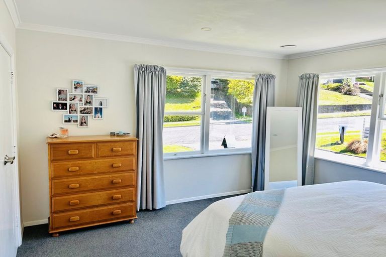 Photo of property in 4 Saint Johns Terrace, Tawa, Wellington, 5028