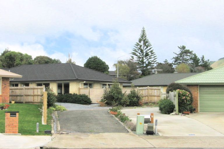 Photo of property in 11 Balmerino Grove, Waikanae, 5036