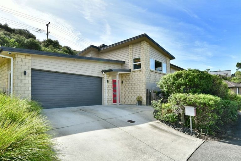 Photo of property in 17 Waldorf Crescent, Orewa, 0931