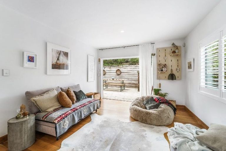 Photo of property in 110 Candia Road, Henderson Valley, Auckland, 0614