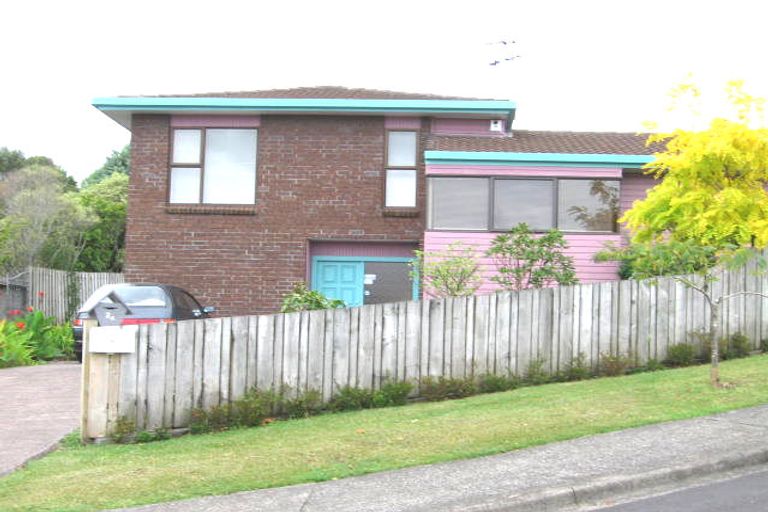 Photo of property in 2/2 Fairbanks Place, Glendene, Auckland, 0602