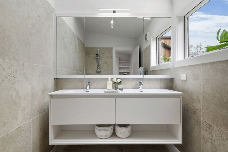 Photo of property in 1/3 Beach Road, Northcote Point, Auckland, 0627