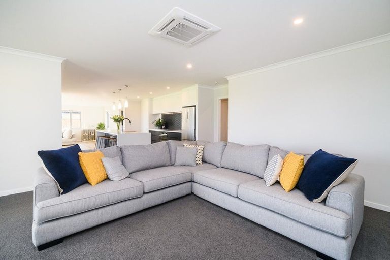 Photo of property in 22 Cyprus Place, Fitzherbert, Palmerston North, 4410