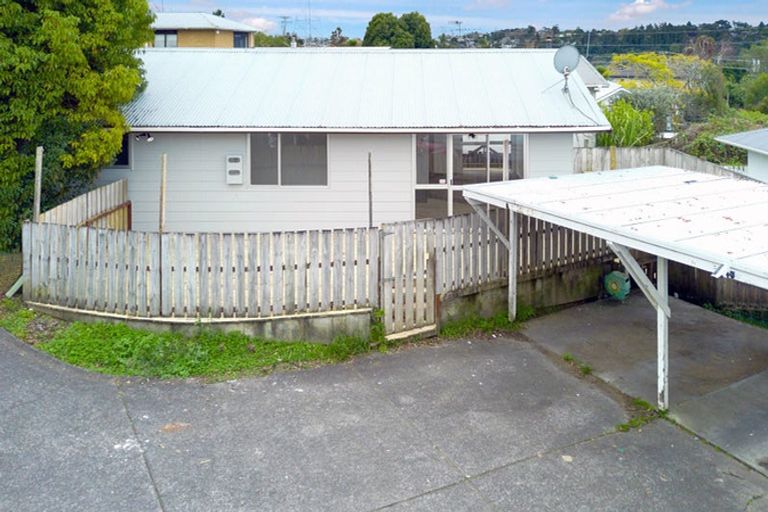Photo of property in 1/24a Waimumu Road, Massey, Auckland, 0614
