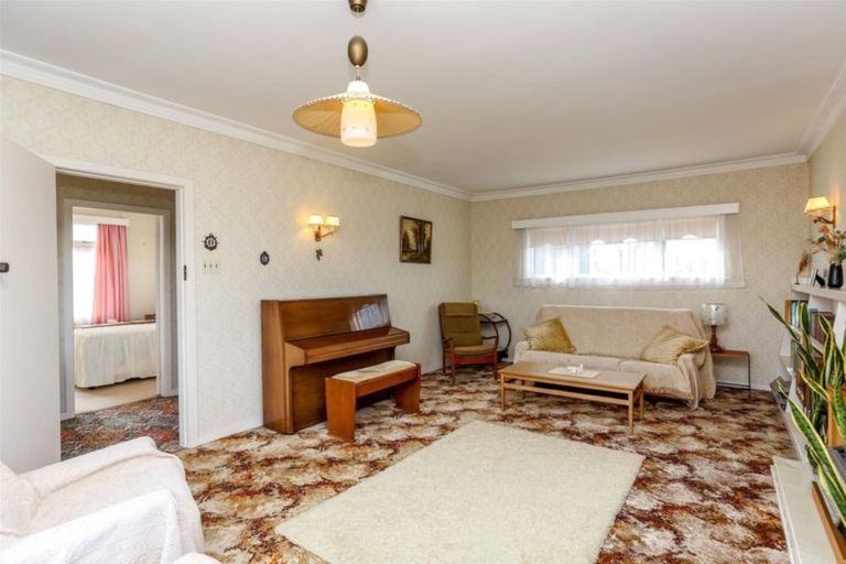 Photo of property in 8 Strandon Place, Strandon, New Plymouth, 4312