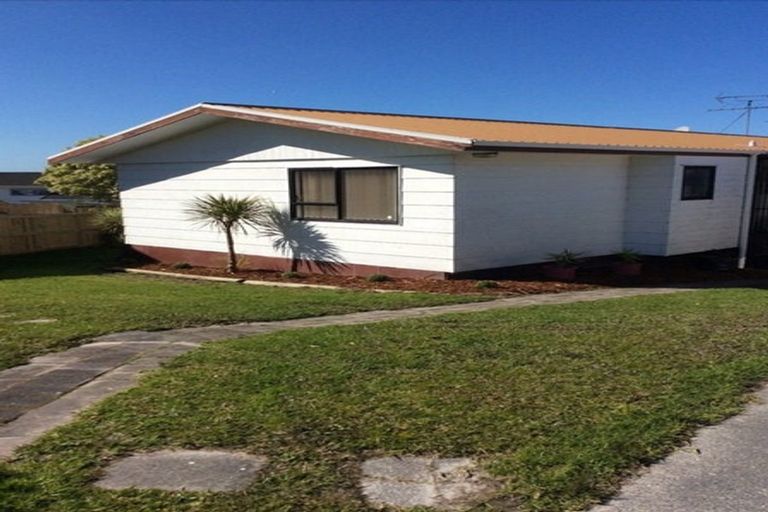 Photo of property in 17 Ngatira Place, Snells Beach, 0920