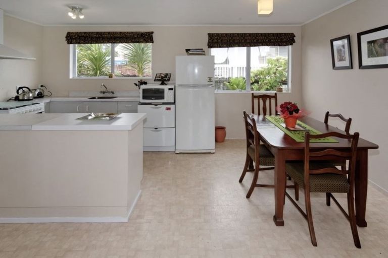 Photo of property in 37 Hassan Drive, Massey, Auckland, 0614