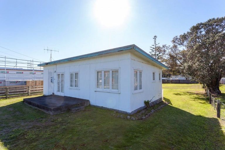 Photo of property in 114 Beverley Terrace, Whangamata, 3620