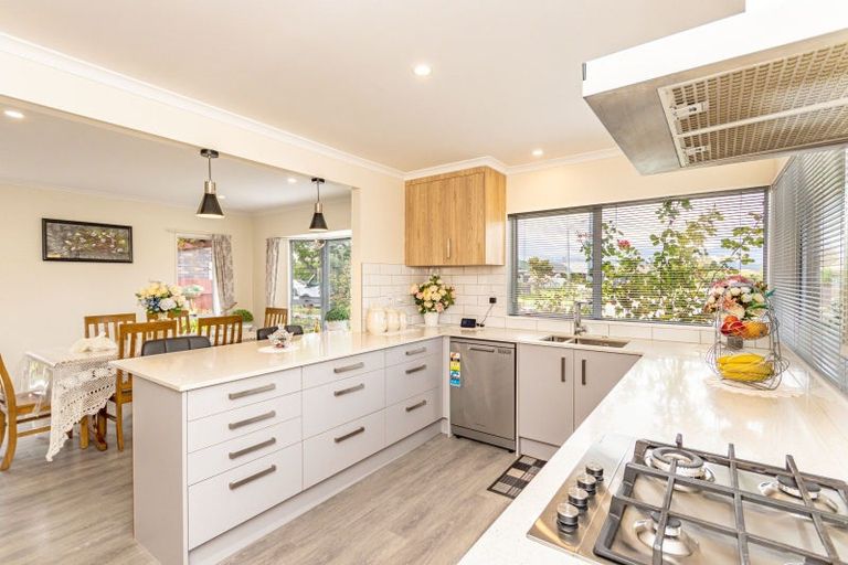 Photo of property in 6 Royal Oak Drive, Kelvin Grove, Palmerston North, 4414