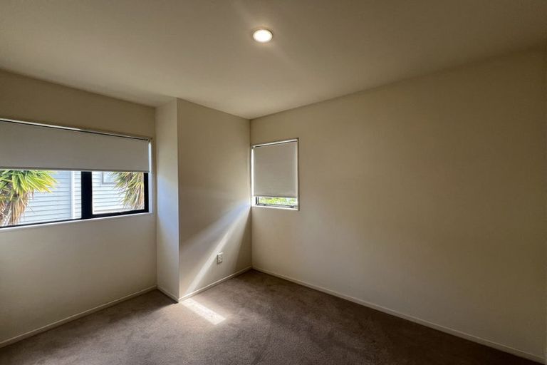 Photo of property in 2/11 Woodall Place, Totara Vale, Auckland, 0627