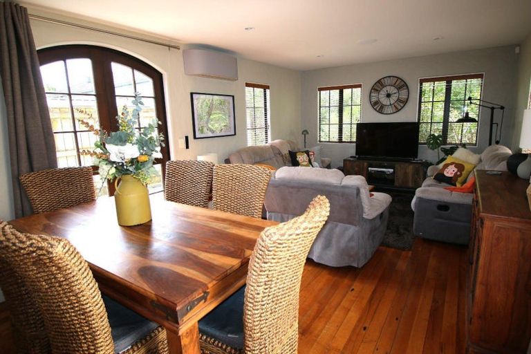 Photo of property in 16 La Lena Grove, Fitzherbert, Palmerston North, 4410