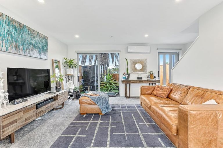 Photo of property in 2/24 Kelwyn Road, Kelston, Auckland, 0602