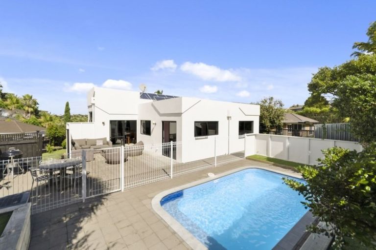 Photo of property in 18 Javelin Place, West Harbour, Auckland, 0618