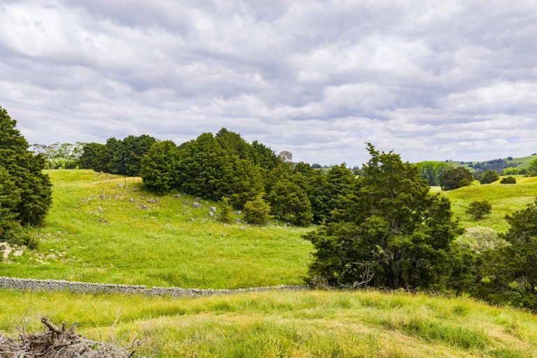 Photo of property in 18 Omana Road, Maungakaramea, 0178