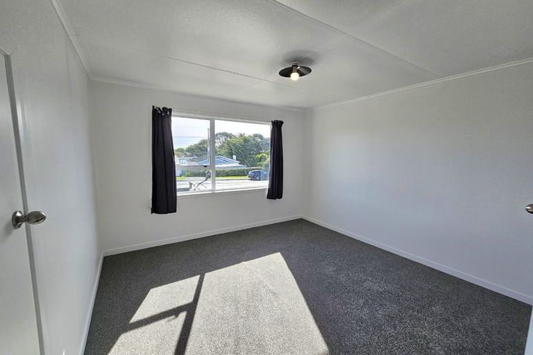 Photo of property in 10 Paritutu Road, Spotswood, New Plymouth, 4310