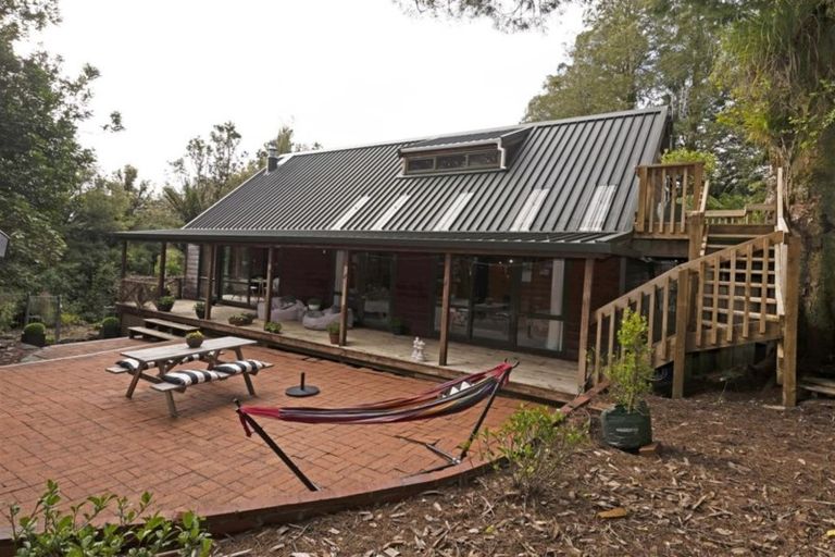 Photo of property in 566 Scenic Drive, Waiatarua, Auckland, 0612