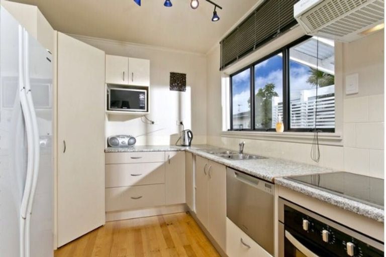 Photo of property in 2/25 Sunnyfield Crescent, Glenfield, Auckland, 0629