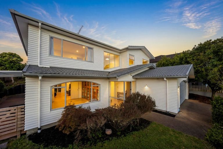 Photo of property in 31 Harrowglen Drive, Northcross, Auckland, 0632