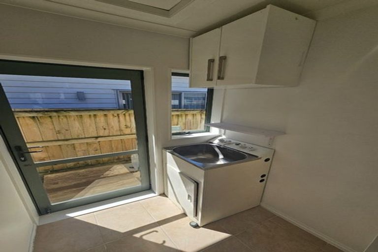 Photo of property in 86 Reeves Road, Pakuranga Heights, Auckland, 2010