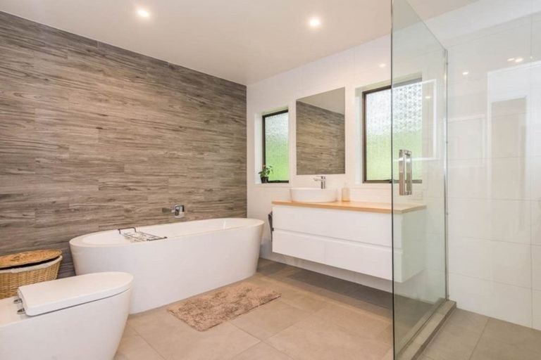 Photo of property in 204 Forest Hill Road, Waiatarua, Auckland, 0612