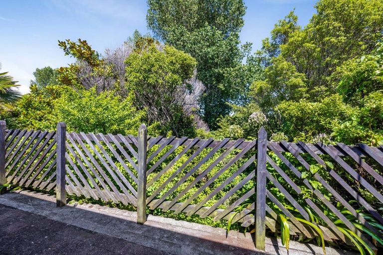 Photo of property in 180 Mangorei Road, Merrilands, New Plymouth, 4312