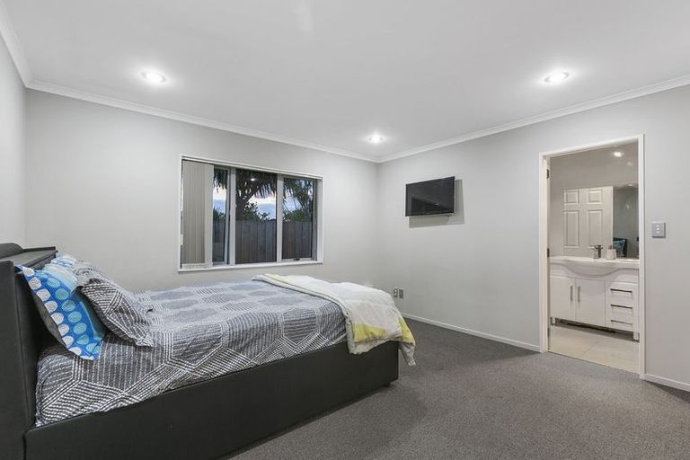 Photo of property in 13 Thomas Rea Place, Te Atatu South, Auckland, 0610