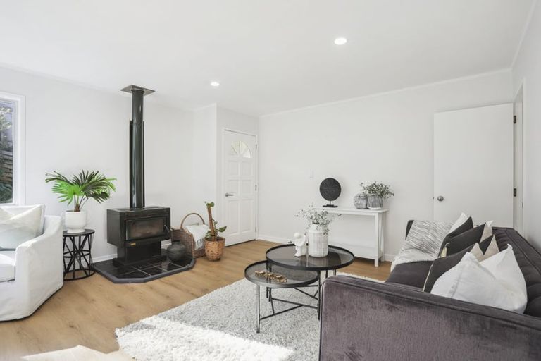 Photo of property in 2/9a De Val Drive, Titirangi, Auckland, 0604