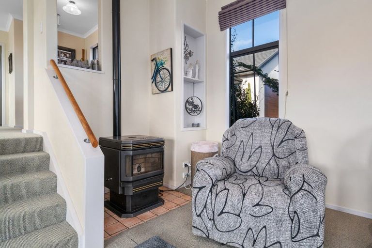 Photo of property in 2 Holcombrooke Lane, Welcome Bay, Tauranga, 3175