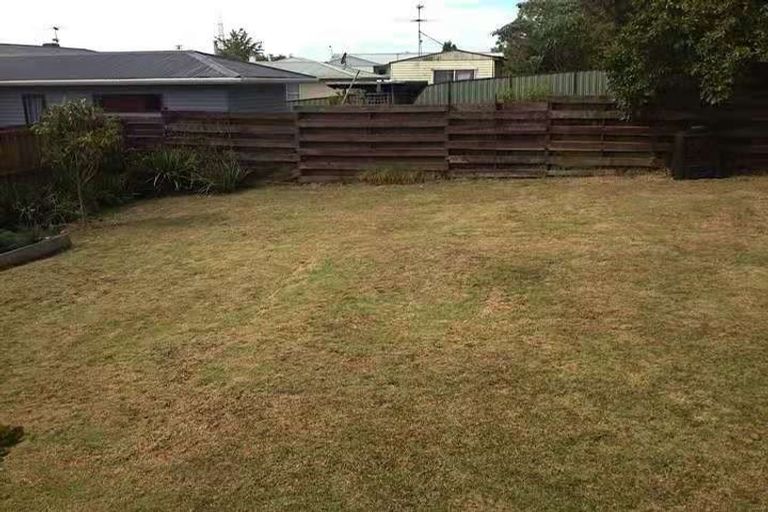 Photo of property in 4 Harding Avenue, Te Atatu South, Auckland, 0610