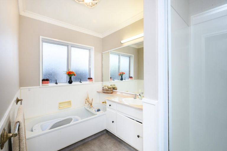 Photo of property in 6 Grange Place, Milson, Palmerston North, 4414