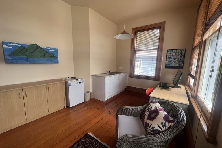 Photo of property in 2/1 Hay Street, Oriental Bay, Wellington, 6011