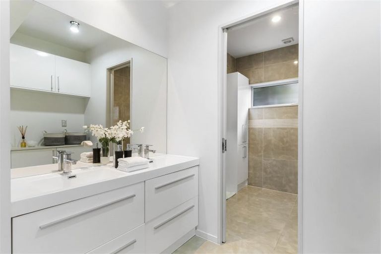 Photo of property in 26 Seaview Road, Castor Bay, Auckland, 0620