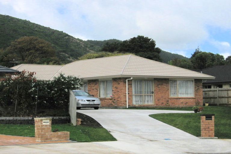 Photo of property in 15 Balmerino Grove, Waikanae, 5036