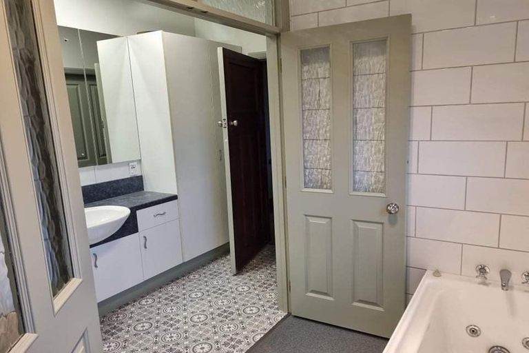 Photo of property in 1 Cossens Street, Balclutha, 9230