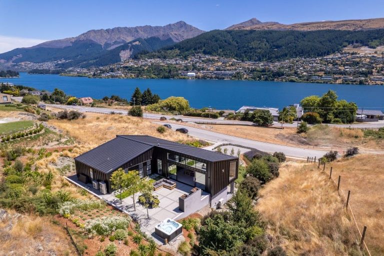 Photo of property in 8 Spring Hill Road, Kelvin Heights, Queenstown, 9300