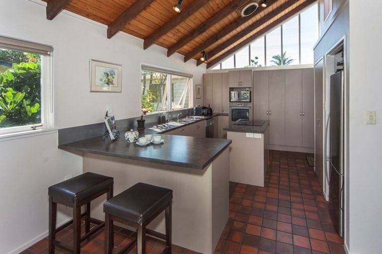 Photo of property in 132 Carlisle Road, Northcross, Auckland, 0632