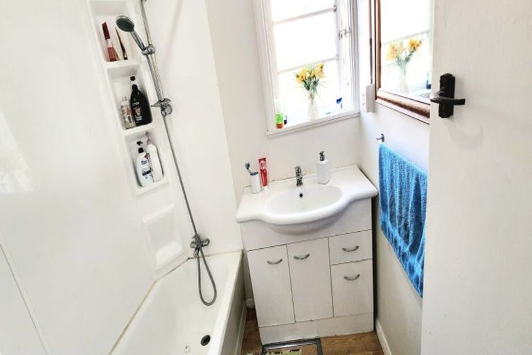 Photo of property in 18 Collins Avenue, Tawa, Wellington, 5028