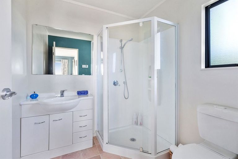 Photo of property in 2 Whitianga View, Paremata, Porirua, 5024