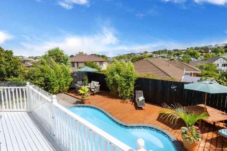 Photo of property in 2/10 Landsberg Way, Windsor Park, Auckland, 0632