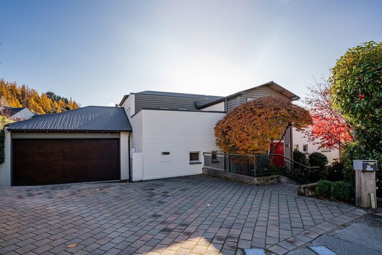 Photo of property in 17 Morrows Mead, Wanaka, 9305