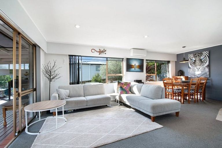 Photo of property in 2/3 Cezanne Place, New Lynn, Auckland, 0600