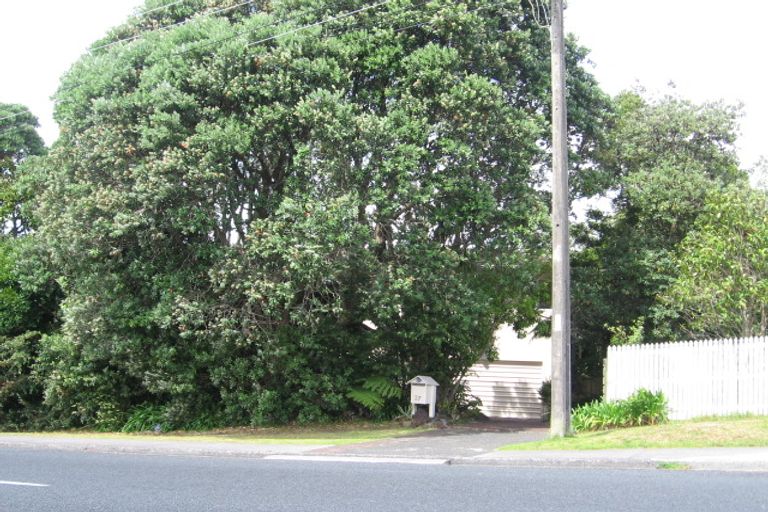 Photo of property in 27 Castor Bay Road, Castor Bay, Auckland, 0620