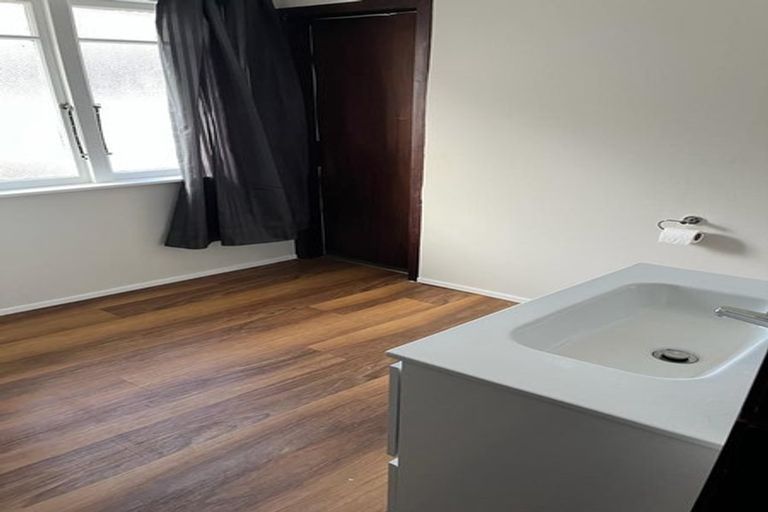 Photo of property in 267 Karori Road, Karori, Wellington, 6012