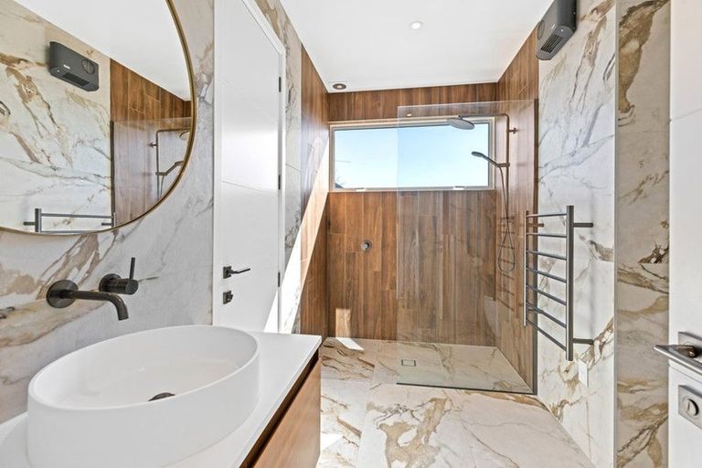 Photo of property in 17 Strowan Road, Strowan, Christchurch, 8052