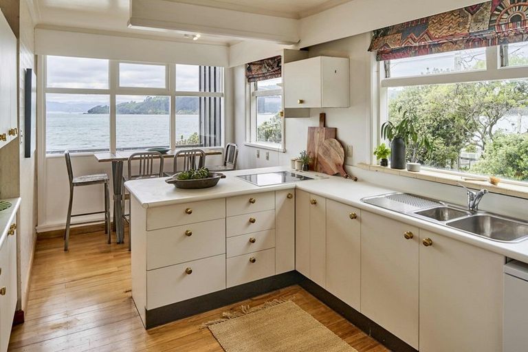 Photo of property in 100 Evans Bay Parade, Roseneath, Wellington, 6021