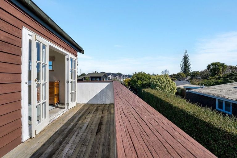 Photo of property in 66 Yeovil Road, Te Atatu Peninsula, Auckland, 0610